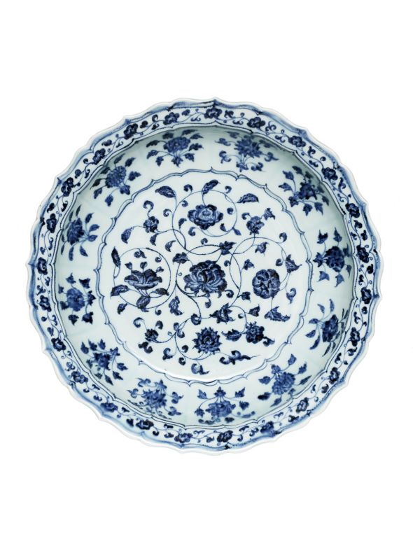 A Fine Blue and White 'Flower Scroll' Dish